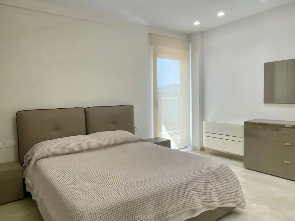 Tirane, jepet me qera apartament 2+1 Kati 10, 130 m² 2.000 € (Ish Blloku)