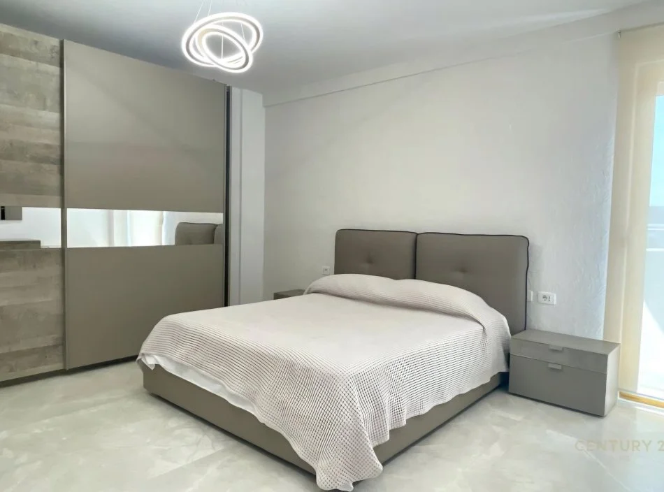 Tirane, jepet me qera apartament 2+1 Kati 10, 130 m² 2.000 € (Ish Blloku)