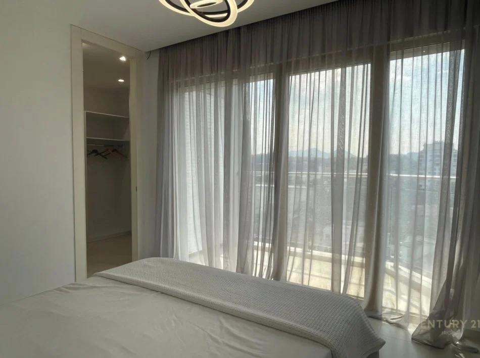 Tirane, jepet me qera apartament 2+1 Kati 10, 130 m² 2.000 € (Ish Blloku)