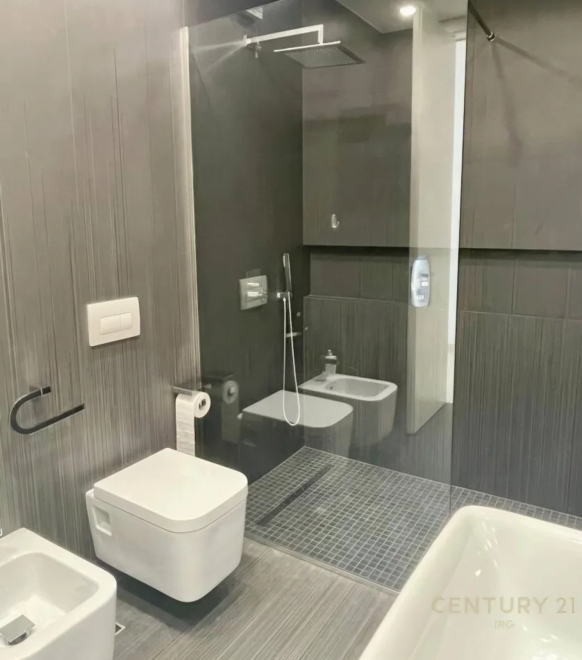 Tirane, jepet me qera apartament 2+1 Kati 10, 130 m² 2.000 € (Ish Blloku)