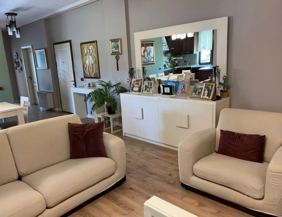 Tirane, jepet me qera apartament 3+1+Ballkon Kati 3, 164 m² 1.650 € (Rruga e Kosovareve)