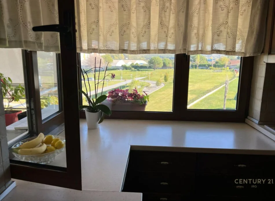 Tirane, jepet me qera apartament 3+1+Ballkon Kati 3, 164 m² 1.650 € (Rruga e Kosovareve)