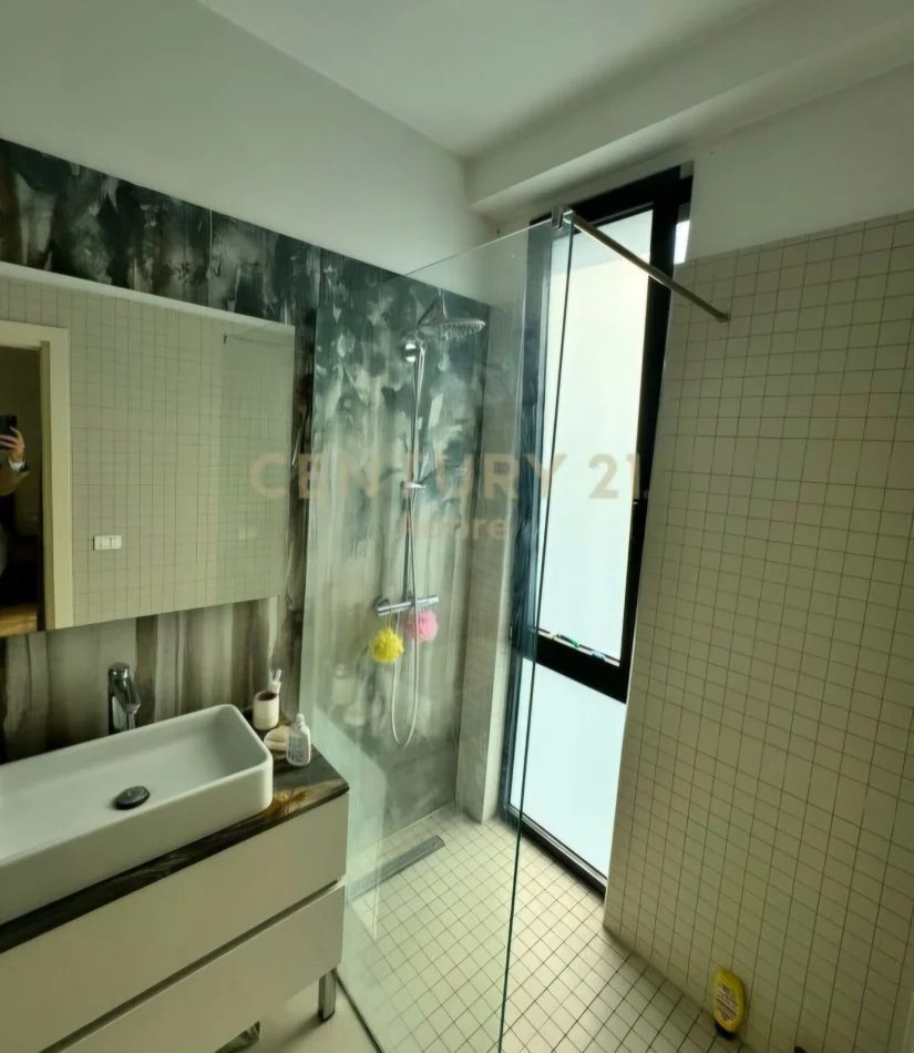 Tirane, jepet me qera apartament 3+1 Kati 12, 158 m² 2.500 € (Rruga e Elbasanit)