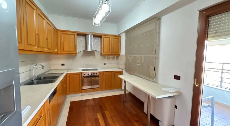 Tirane, jepet me qera apartament 3+1+Aneks+Ballkon Kati 4, 164 m² 1.400 € (Rruga e Kosovareve)