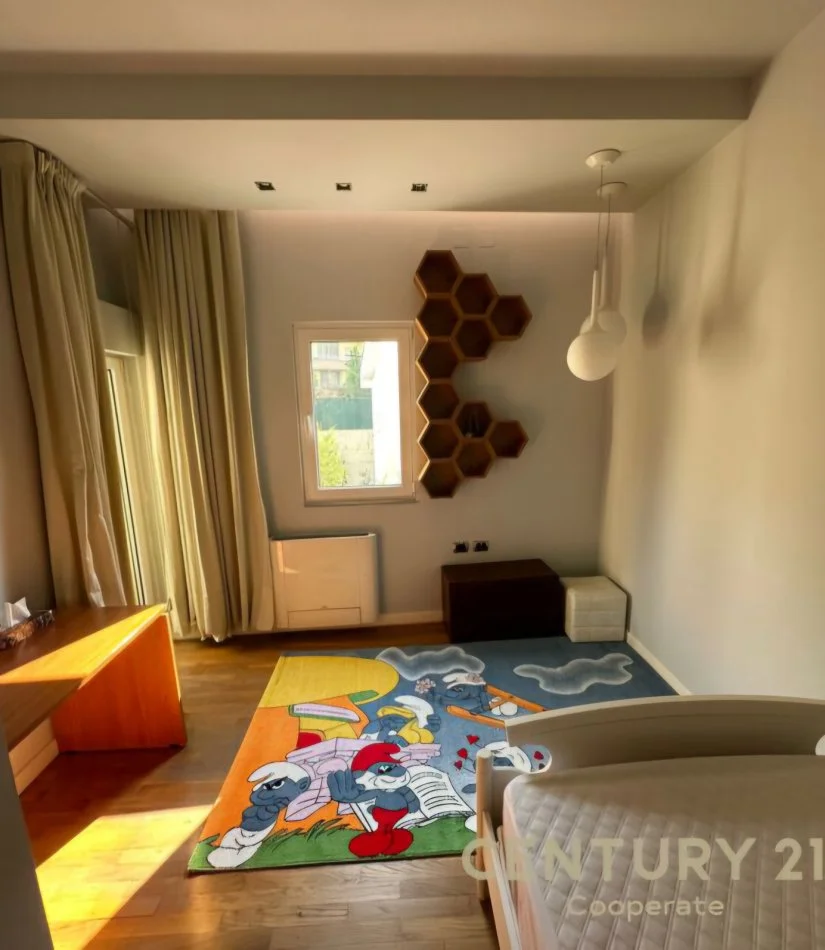 Tirane, jepet me qera apartament 3+1+Ballkon Kati 5, 141 m² 1.500 € (Liqeni I Thate)