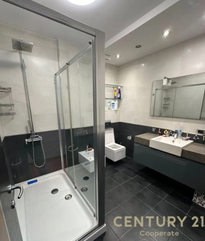 Tirane, jepet me qera apartament 3+1+Ballkon Kati 5, 141 m² 1.500 € (Liqeni I Thate)