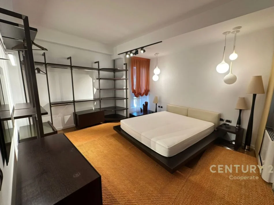 Tirane, jepet me qera apartament 3+1+Ballkon Kati 5, 141 m² 1.500 € (Liqeni I Thate)