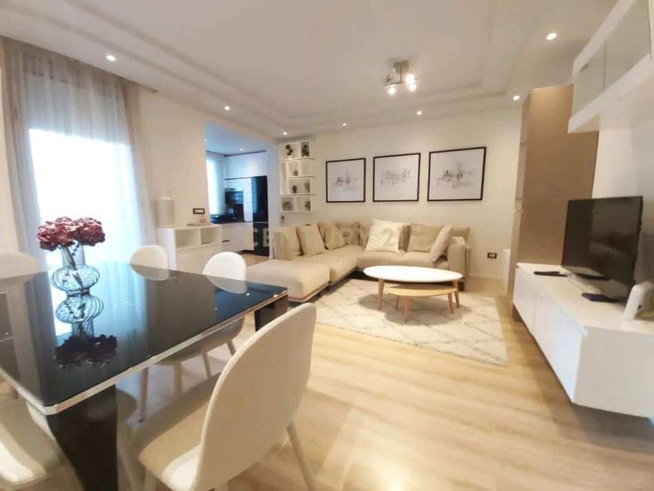 Tirane, jepet me qera apartament 2+1 Kati 4, 110 m² 1.500 € (Liqeni I Tiranës)