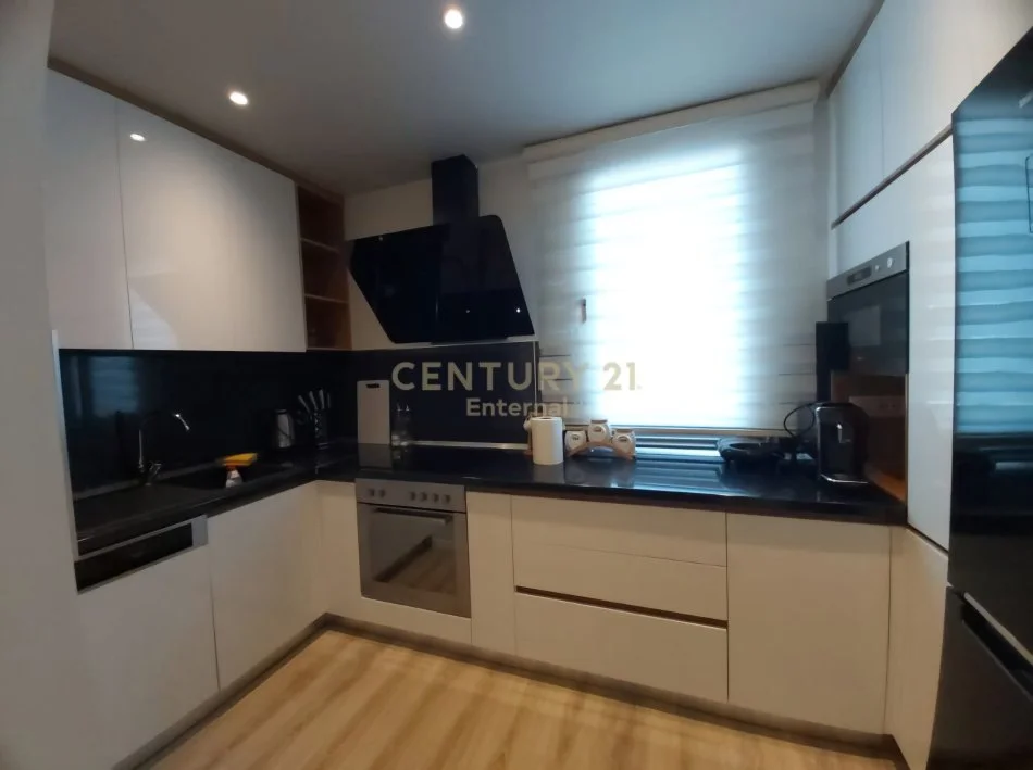 Tirane, jepet me qera apartament 2+1 Kati 4, 110 m² 1.500 € (Liqeni I Tiranës)