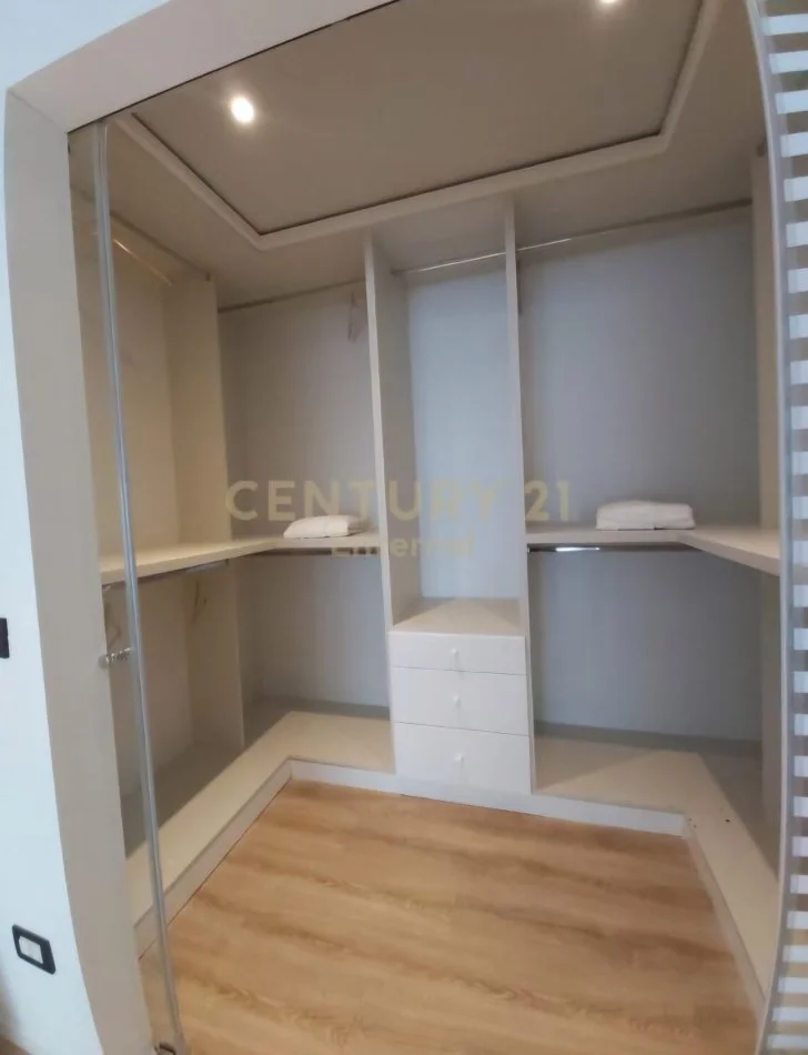 Tirane, jepet me qera apartament 2+1 Kati 4, 110 m² 1.500 € (Liqeni I Tiranës)