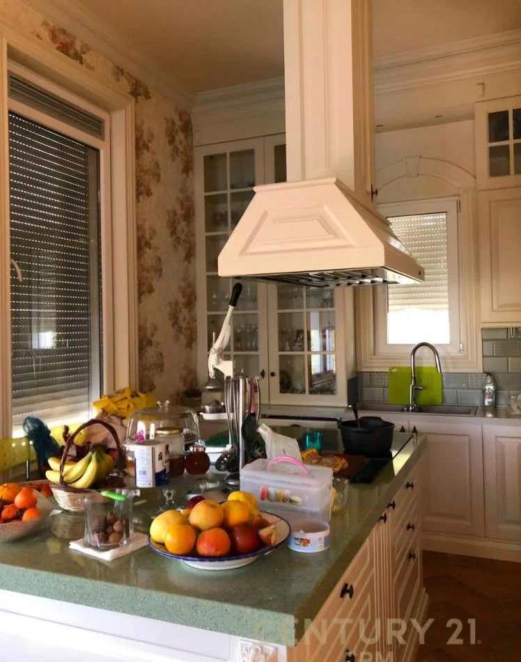 Tirane, jepet me qera Vile 4+1 Kati 3, 700 m² 7.000 € (Qendra Tregtare TEG)