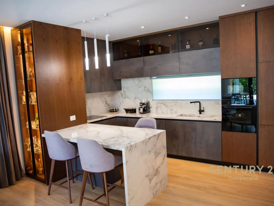 Durres, shitet Vile 4+1+Ballkon Kati 2, 193 m² 1.200.000 € (Gjiri I Lalzit)