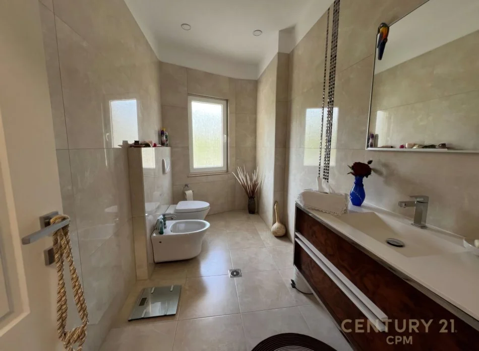 Tirane, jepet me qera Vile 4+1+Aneks+Ballkon Kati 3, 400 m² 5.000 € (Liqeni I Thate)