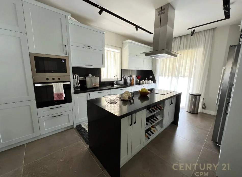 Tirane, jepet me qera Vile 4+1+Aneks+Ballkon Kati 3, 400 m² 5.000 € (Liqeni I Thate)