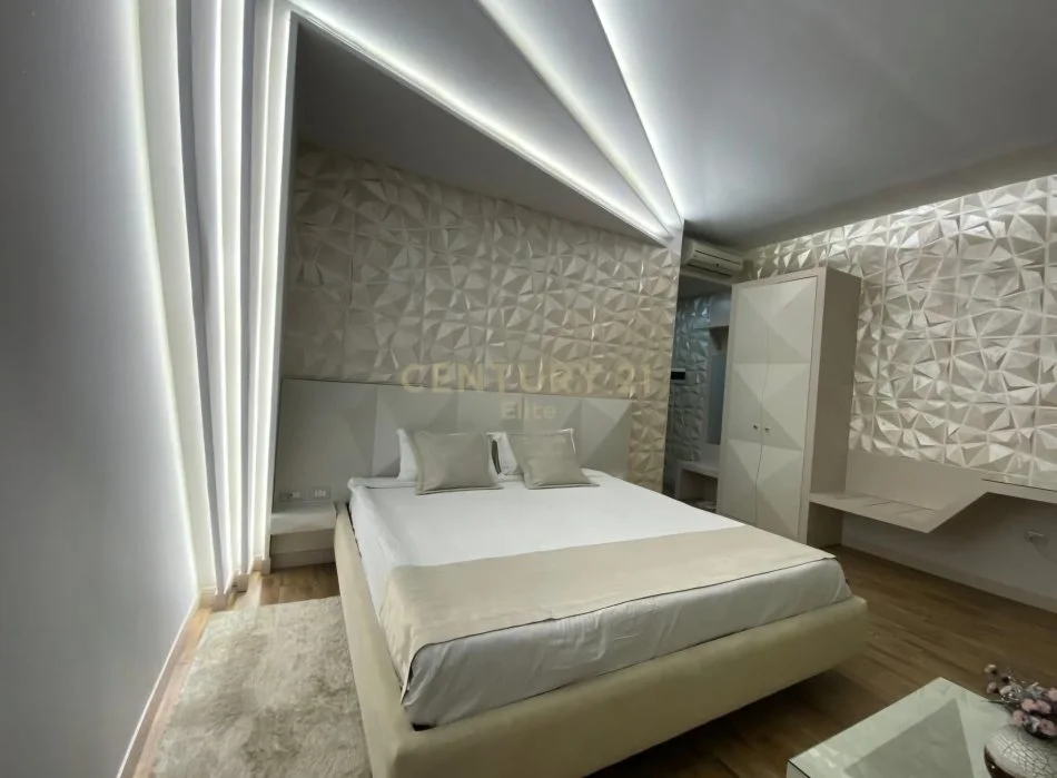 Tirane, shitet hotel Kati 8, 2.400 m² 7.200.000 € (Sheshi Skënderbej)