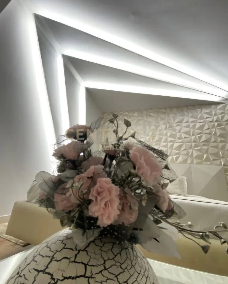 Tirane, shitet hotel Kati 8, 2.400 m² 7.200.000 € (Sheshi Skënderbej)