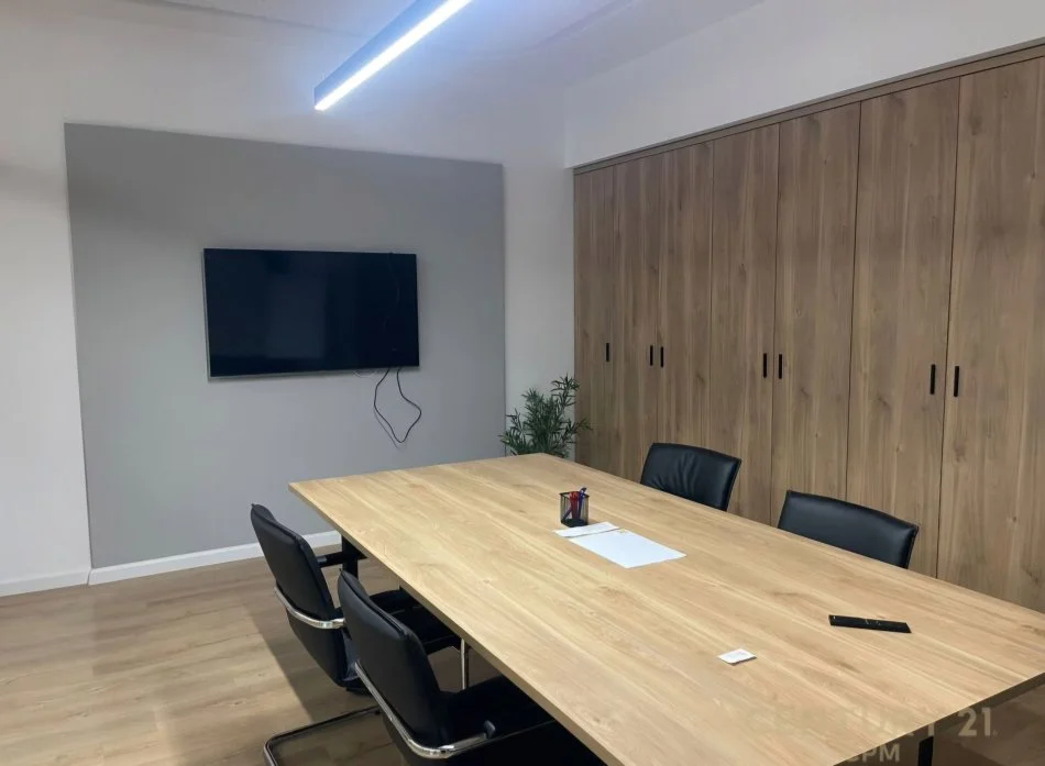 Tirane, jepet me qera zyre Kati 1, 260 m² 3.500 € (Kompleksi Delijorgji)