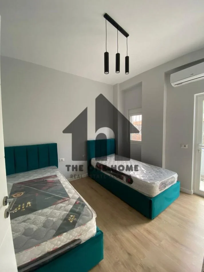 Tirane, jepet me qera apartament 2+1+Ballkon Kati 2, 90 m² 700 € (21 - Dhjetori)