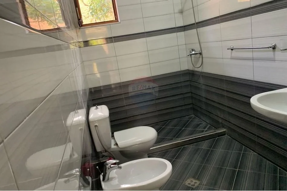 Tirane, jepet me qera apartament 1+1 Kati 1, 60 m² 300 € (Qytet Studenti)