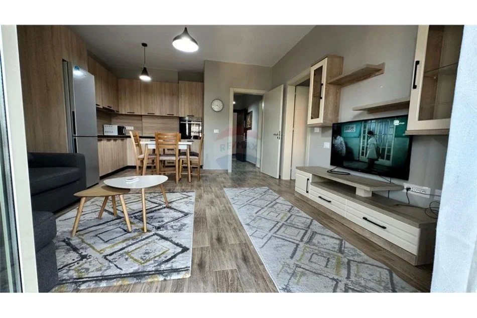 Tirane, jepet me qera apartament 1+1+Ballkon Kati 1, 550 m² 550 € (Ish Fusha Aviacionit)