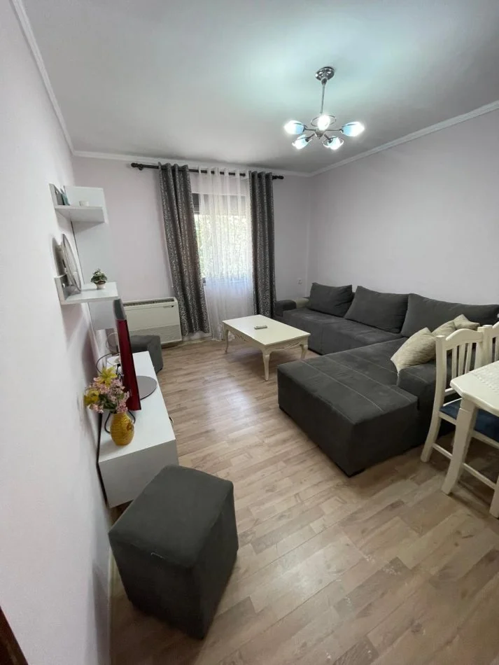 Tirane, jepet me qera apartament 2+1 Kati 1, 75 m² 500 € (irfan tomini)