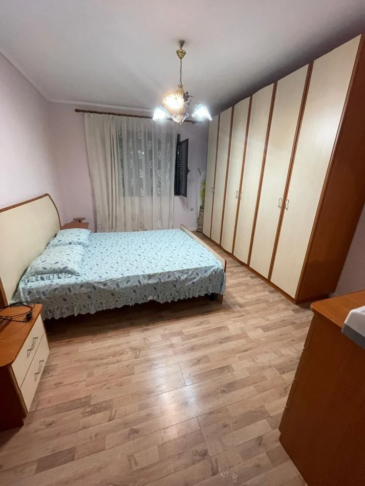 Tirane, jepet me qera apartament 2+1 Kati 1, 75 m² 500 € (irfan tomini)