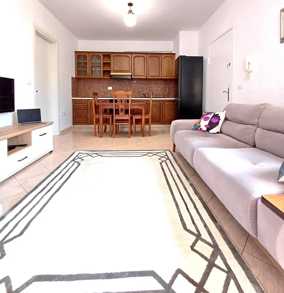 Tirane, jap me qera apartament 1+1 Kati 4, 100 m² 500 € (irfan tomini)