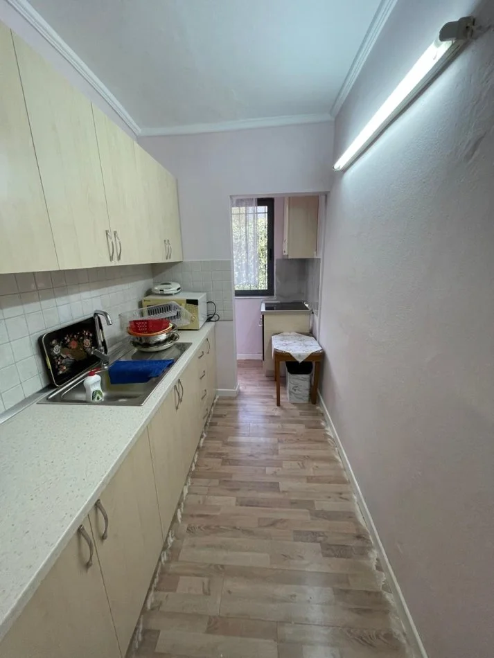 Tirane, jepet me qera apartament 2+1 Kati 1, 75 m² 500 € (irfan tomini)