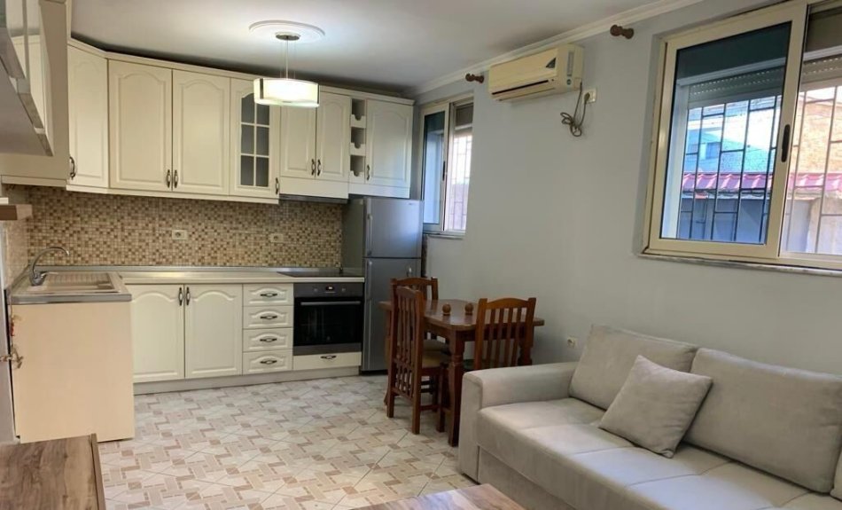 Tirane, jepet me qera apartament 1+1 Kati 1, 400 € (Shkolla Bashkuar)