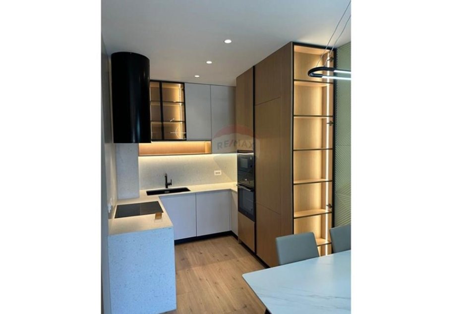 Tirane, jepet me qera apartament 2+1 Kati 1, 109 m² 1.000 € (Ish fusha aviacionit)
