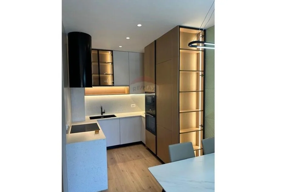 Tirane, jepet me qera apartament 2+1 Kati 1, 109 m² 1.000 € (Ish fusha aviacionit)