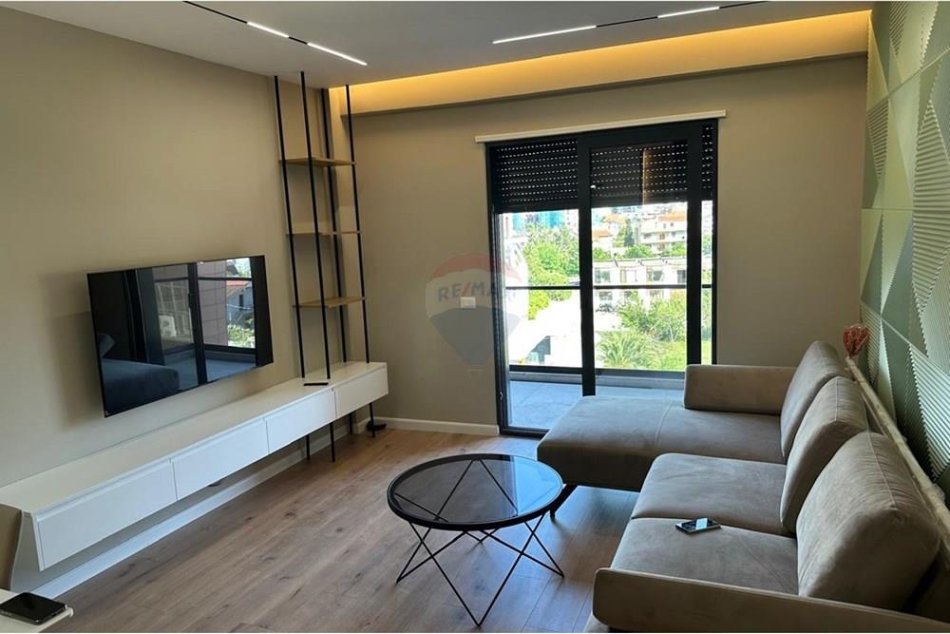 Tirane, jepet me qera apartament 2+1 Kati 1, 109 m² 1.000 € (Ish fusha aviacionit)