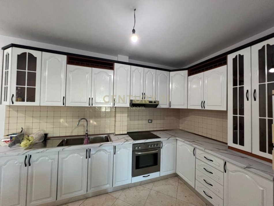 Tirane, jepet me qera apartament 2+1 Kati 3, 90 m² 650 € (Ish Stacioni I trenit)
