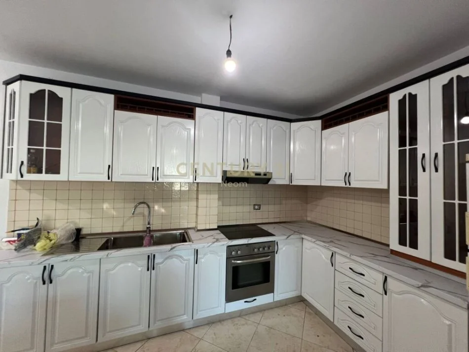 Tirane, jepet me qera apartament 2+1 Kati 3, 90 m² 650 € (Ish Stacioni I trenit)