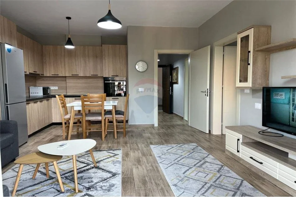 Tirane, jepet me qera apartament 1+1+Ballkon Kati 1, 550 m² 550 € (Ish Fusha Aviacionit)