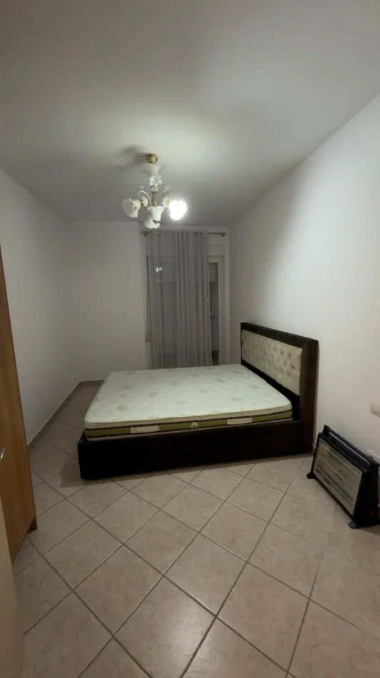 Tirane, jepet me qera apartament 1+1 Kati 2, 70 m² 500 € (ish parku)