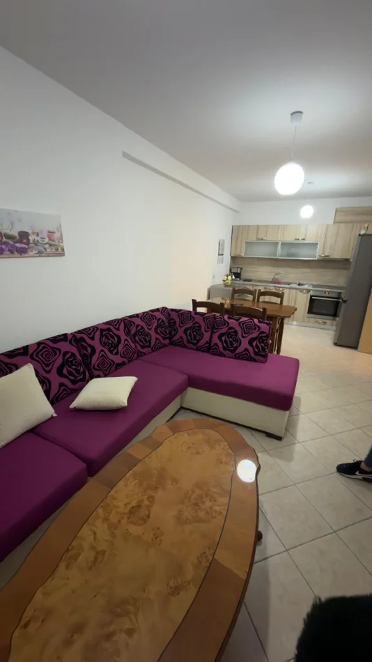 Tirane, jepet me qera apartament 1+1 Kati 2, 70 m² 500 € (ish parku)