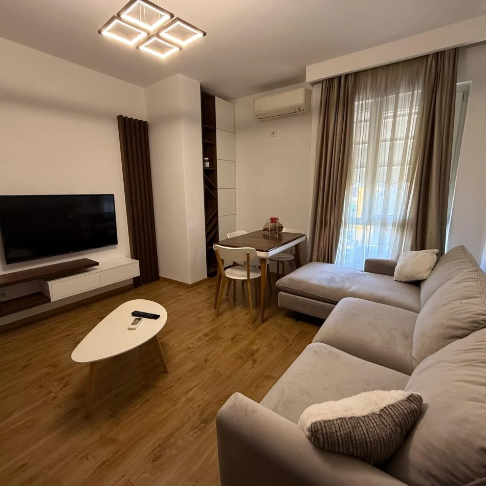 Tirane, jepet me qera apartament 1+1 Kati 6, 60 m² 500 € (fusha aviacionit)