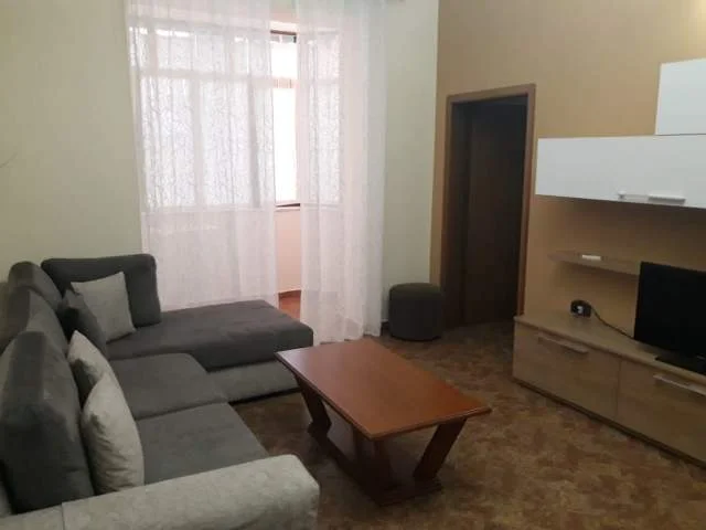 Tirane, jepet me qera apartament 1+1+A+BLK Kati 4, 79 m² 500 Euro (Bulevardi Bajram Curi)