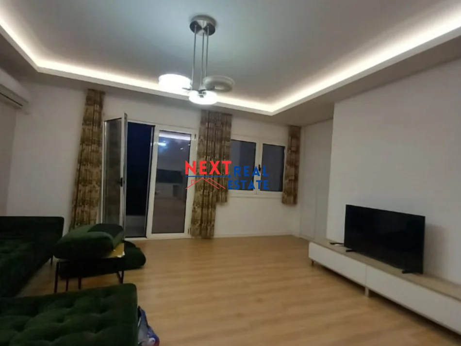 Vlore, jepet me qera shtepi 2+1+Ballkon , 500 € 