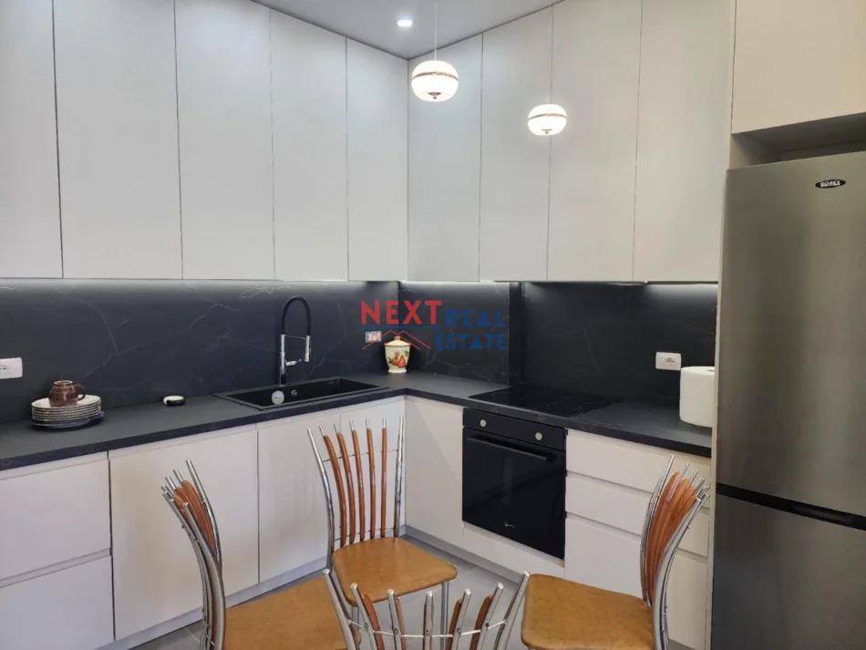 Vlore, jepet me qera apartament 2+1+Ballkon , 600 € (VLORE-SKELE)