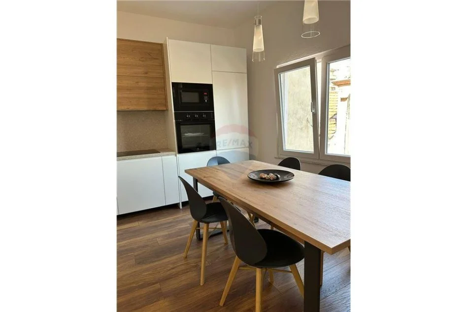 jepet me qera , 120 m² 800 € (APARTAMENT 2+1 ME KUZHINE TE VECUAR NE QENDER)