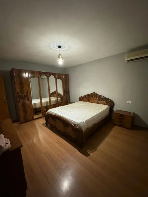 Tirane, jepet me qera apartament 2+1+Ballkon Kati 4, 80 m² 500 € (Rruga "Kavajes")