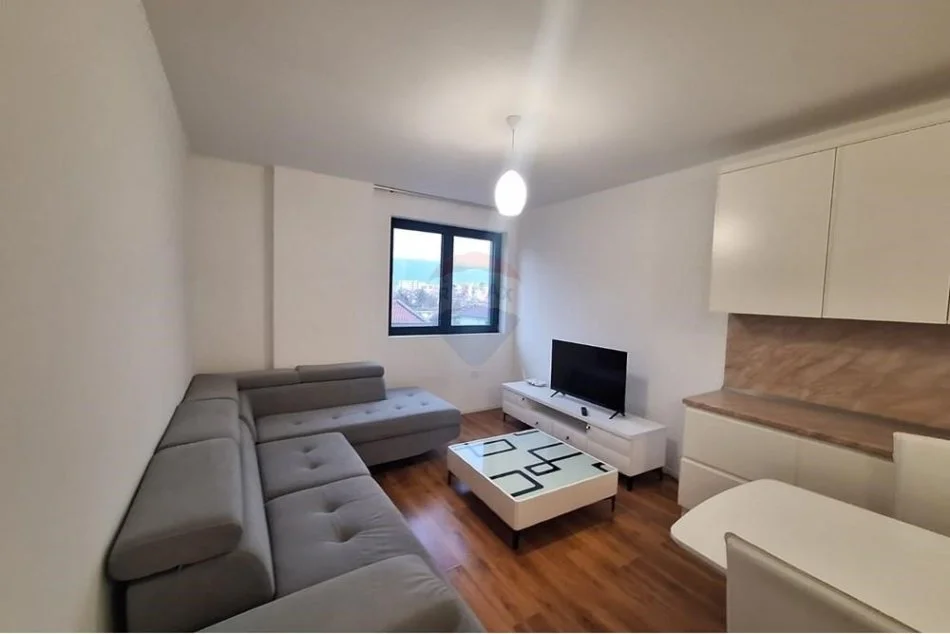 Tirane, jepet me qera apartament 1+1+Ballkon Kati 3, 67 m² 550 € 