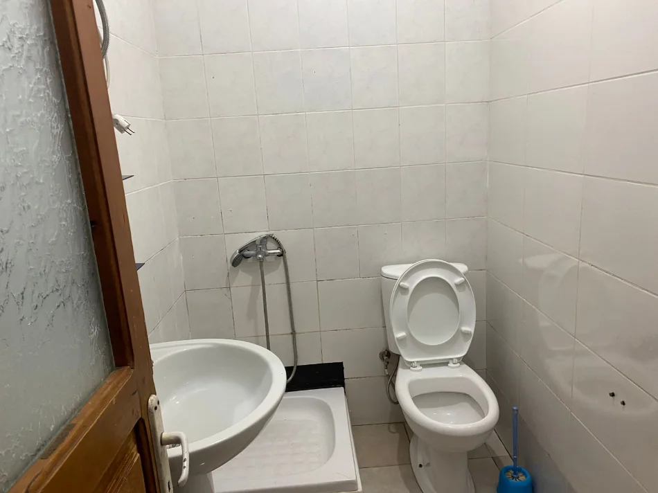 Tirane, jepet me qera apartament 1+1+Ballkon Kati 1, 68 m² 350 € (rrugen Besa Tirane)