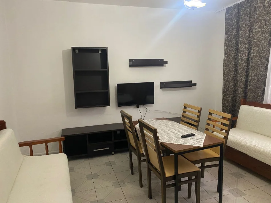 Tirane, jepet me qera shtepi 1+1+Ballkon Kati 0, 73 m² 350 € (ne rrugen Besa Tirane.)