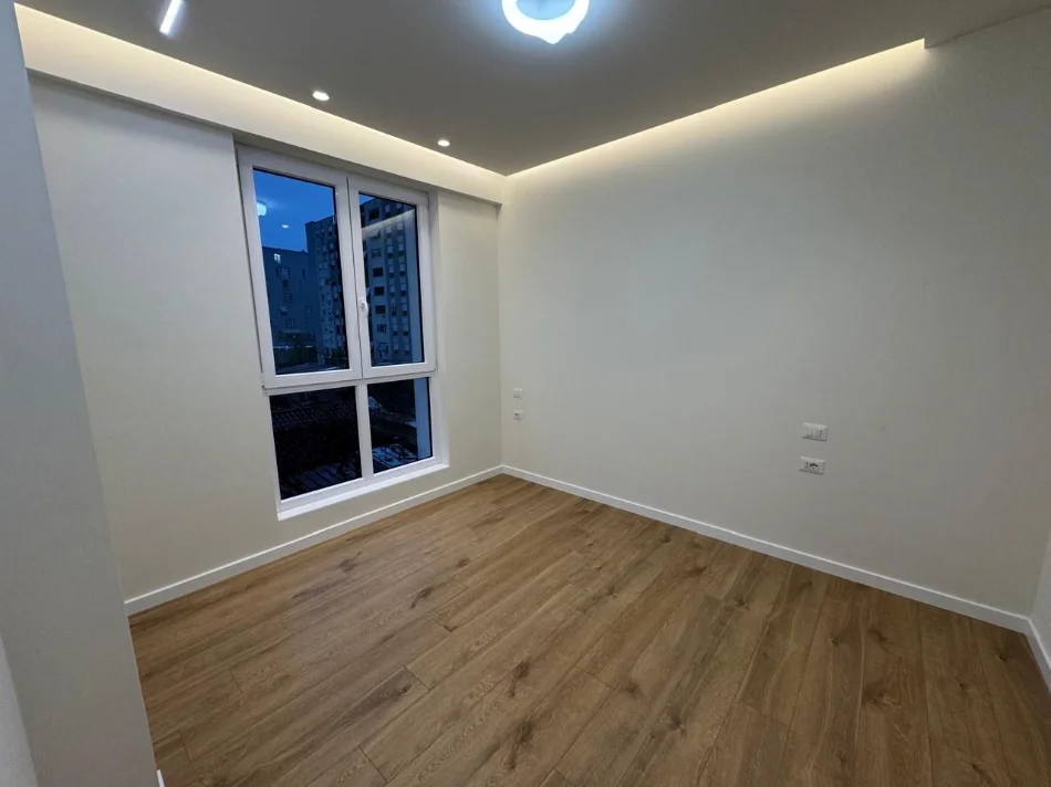 Tirane, jepet me qera zyre Kati 2, 58 m² 1.000 € (komuna e parisit)