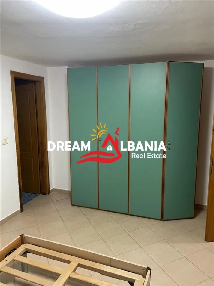 Tirane, jepet me qera apartament 2+1 , 90 m² 600 € (Shkolla e Kuqe)