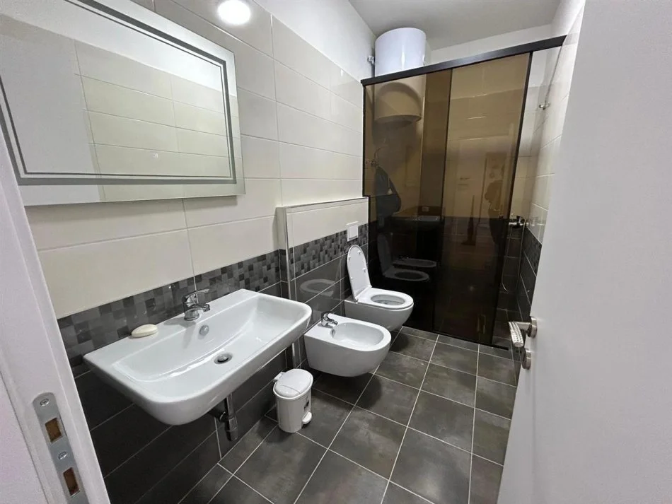 Tirane, jepet me qera apartament 2+1+Ballkon Kati 6, 100 m² 800 € (Kompleksi Aura)