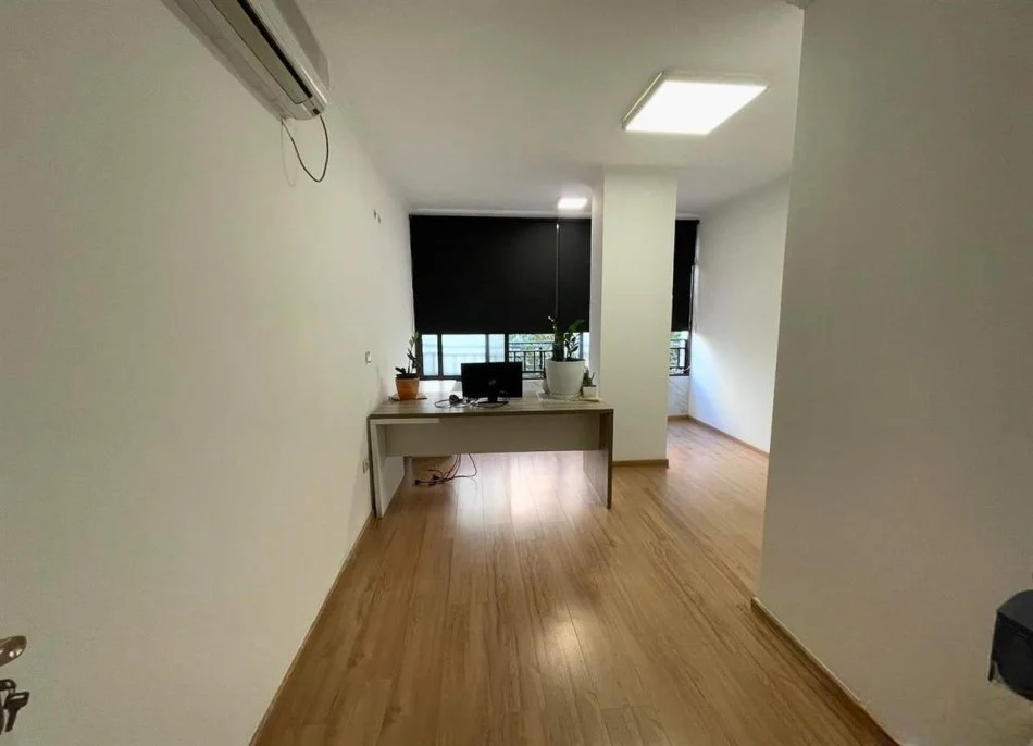 Tirane, jepet me qera zyre Kati 1, 60 m² 550 € (Komuna Parisit)